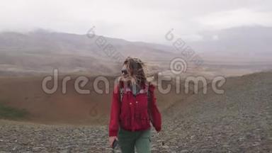 极端情况下的旅行者。 这个女孩是一个在雨中沿着山区行走的游客。